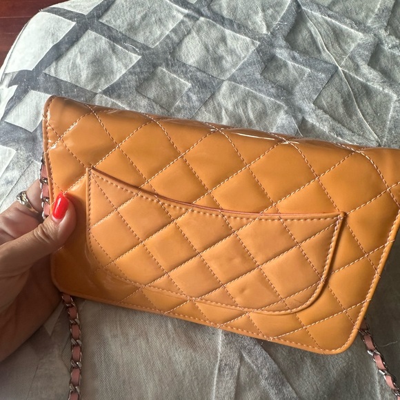 ✨RARE 💕🍑 CHANEL Peach w/ Pink interior Patent Leather WOC 🍑💕 - Picture 8 of 8